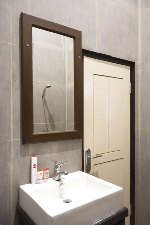 Habitación Deluxe con 2 camas individuales | Baño | Ducha y toallas