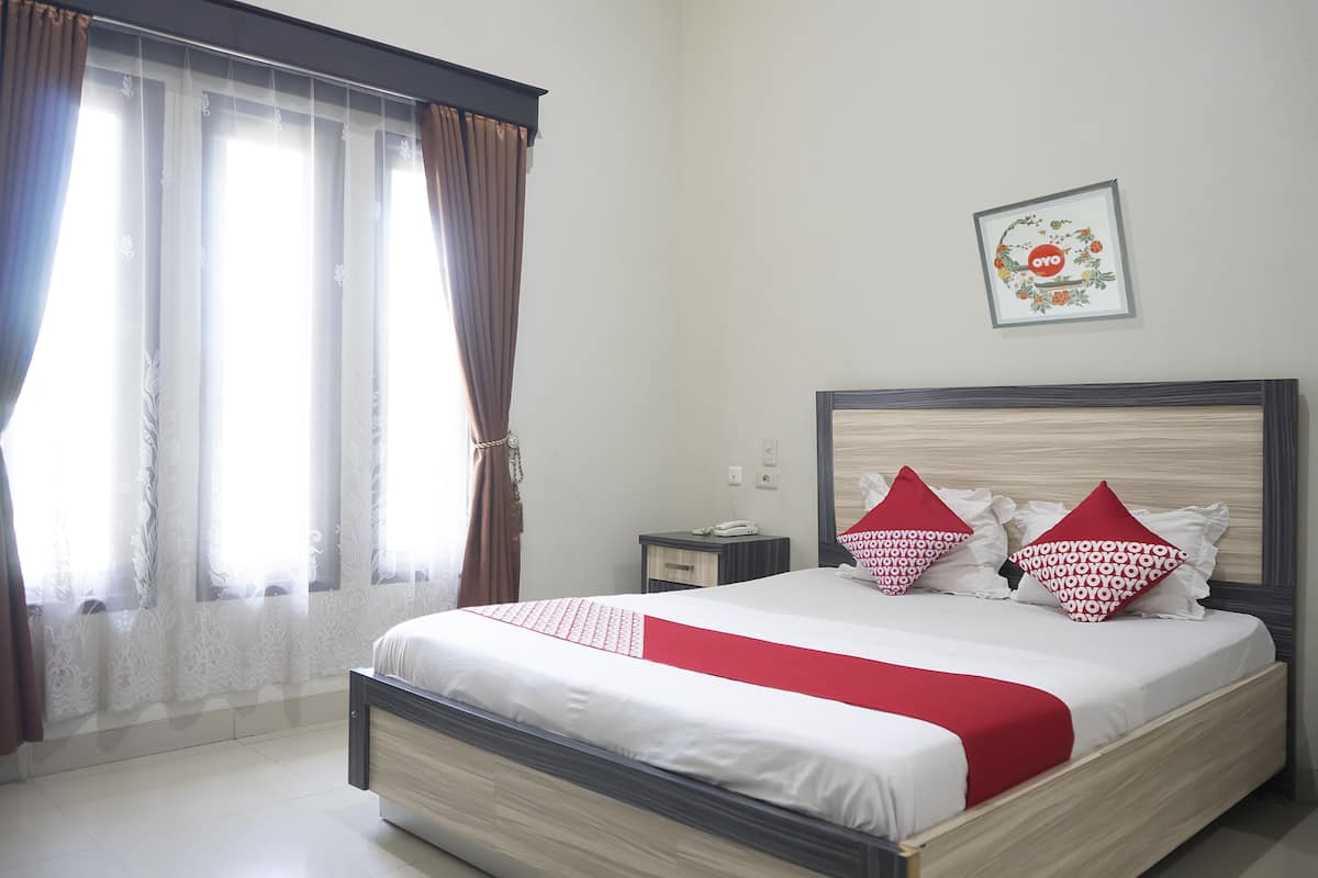 Desk, free WiFi, bed sheets