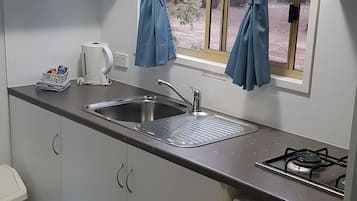 Family Cabin, 6 Beds, Shared Bathroom | Private kitchen | Fridge, microwave, stovetop, electric kettle
