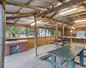BBQ/picnic area - Gracetown Caravan Park (Gracetown)