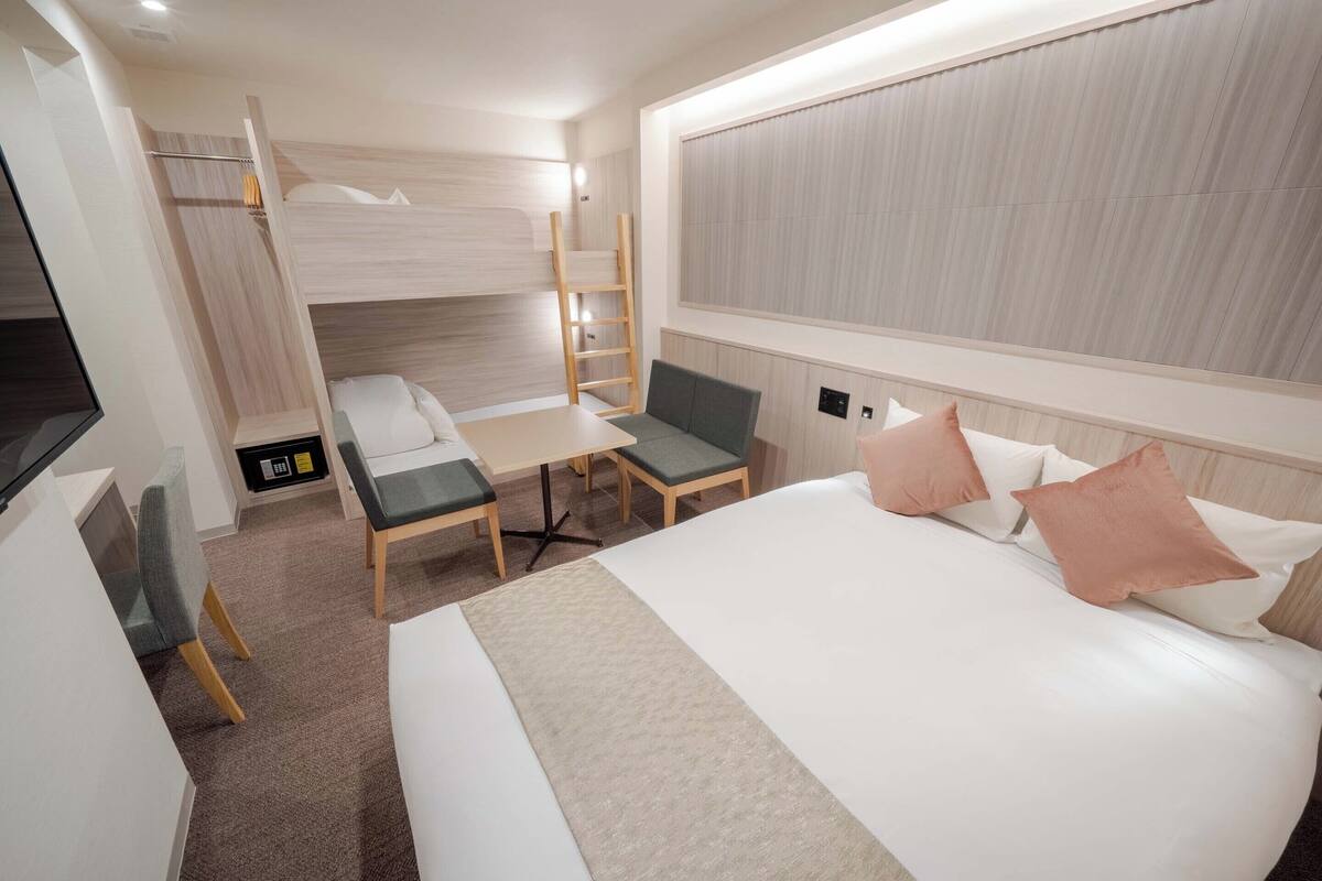 Habitación cuádruple estándar | Caja fuerte, escritorio, cortinas opacas y tabla de planchar con plancha