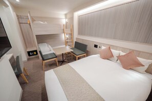 Standard-Vierbettzimmer | Zimmersafe, Schreibtisch, Verdunkelungsvorhänge, Bügeleisen/Bügelbrett