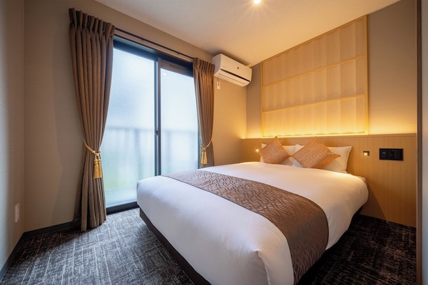 Familiesuite | Safe på rommet, skrivebord, blendingsgardiner og strykejern/-brett