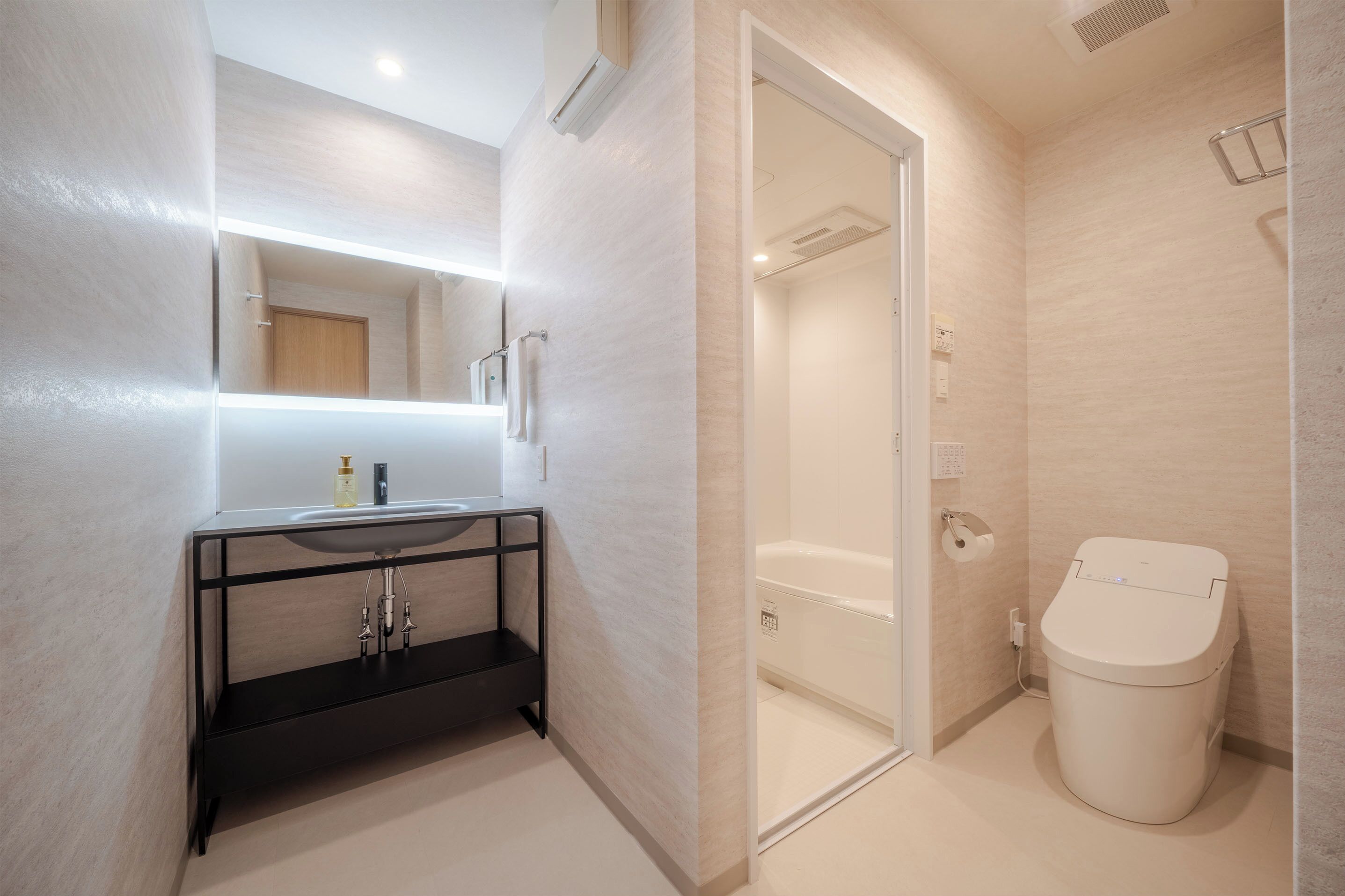 Family Suite | Bathroom | Combined shower/tub, free toiletries, hair dryer, slippers