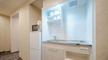 Family Suite | Private kitchen | Fridge, microwave, stovetop, electric kettle