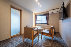 Suite familiar | Zona de estar | Una televisión LED