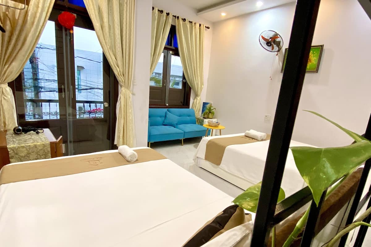 Habitación familiar | Minibar, escritorio, wifi gratis y ropa de cama