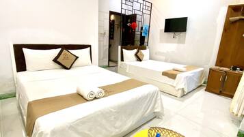 Family Room | Minibar, desk, free WiFi, bed sheets