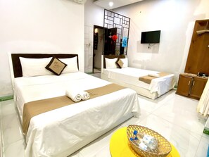 Family Room | Minibar, desk, free WiFi, bed sheets