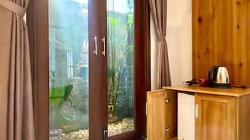 Minibar, escritorio, wifi gratis y ropa de cama