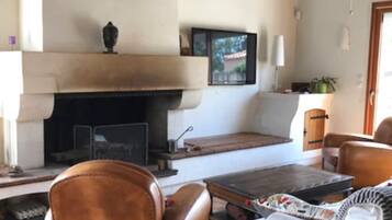 1 bedroom, individually decorated, individually furnished