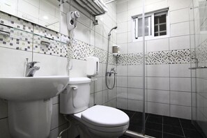 Quadruple Room | Bathroom sink - Home Sweet Beach Hotel (Liuqiu)