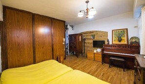 Escritorio, cortinas blackout y camas plegables/adicionales 