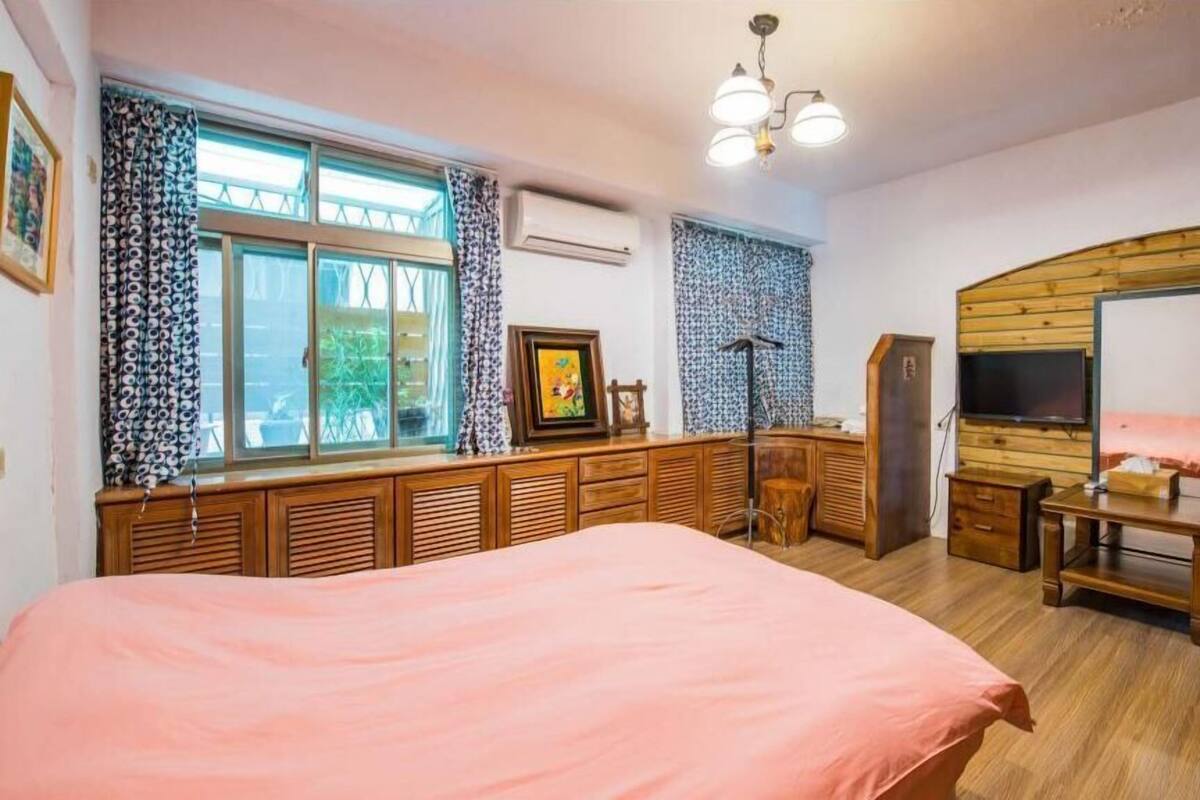 Escritorio, cortinas blackout y camas plegables/adicionales