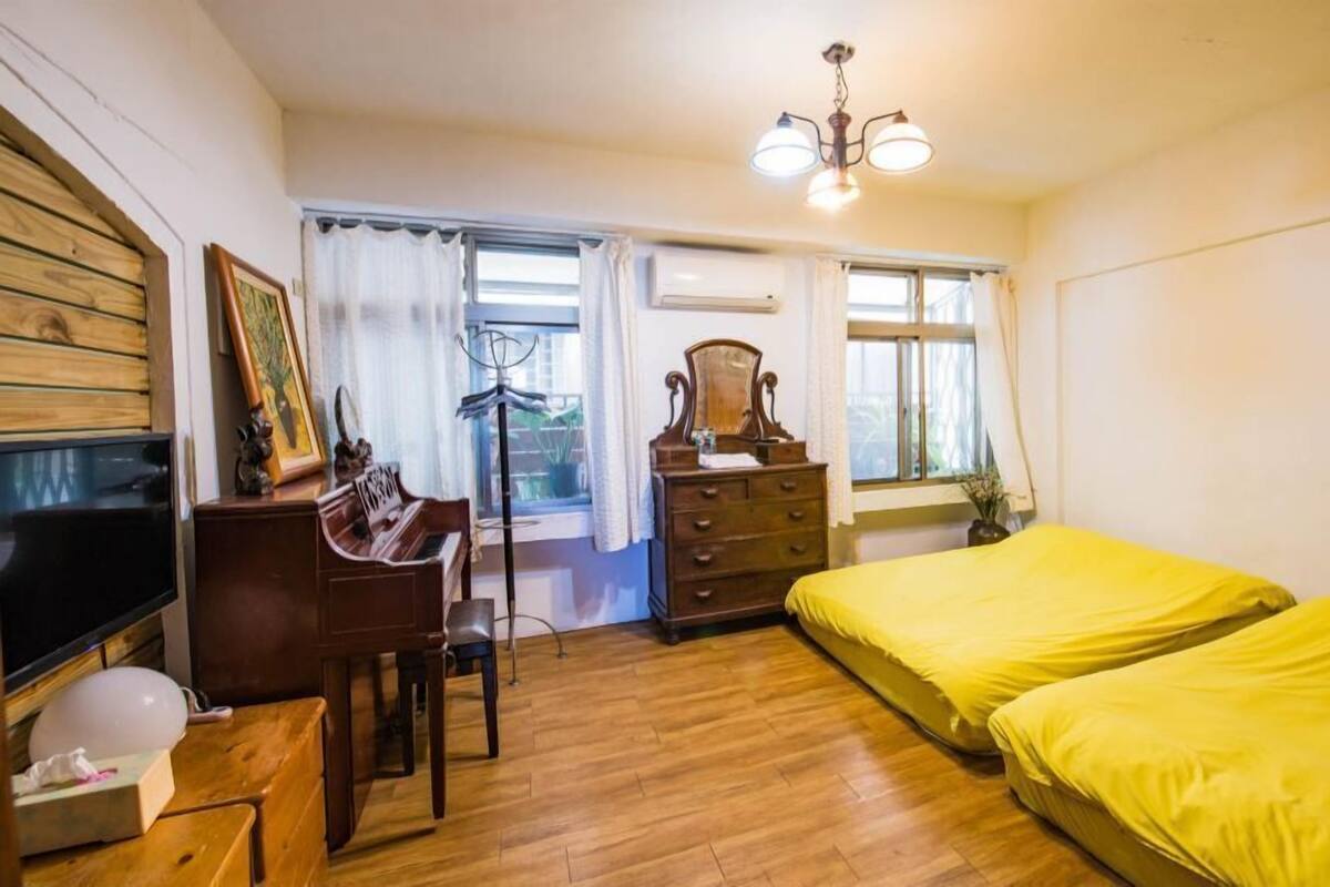 Escritorio, cortinas blackout y camas plegables/adicionales