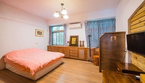 Escritorio, cortinas blackout y camas plegables/adicionales 