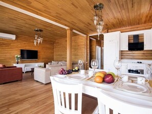 Villa Panoramique, 2 chambres, terrasse, vue mer | Équipements de salle de bain | Sèche-cheveux, serviettes fournies, savon, shampoing