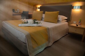Down comforters, desk, laptop workspace, blackout drapes - B&B Lapillus (Pompei)