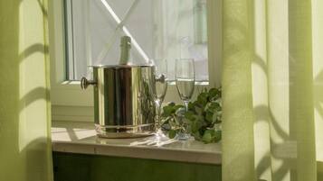 Dusj, regndusjhode, toalettartikler (inkludert) og hårføner