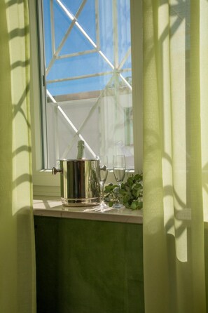 淋浴设施、大花洒淋浴喷头、免费洗浴用品、吹风机