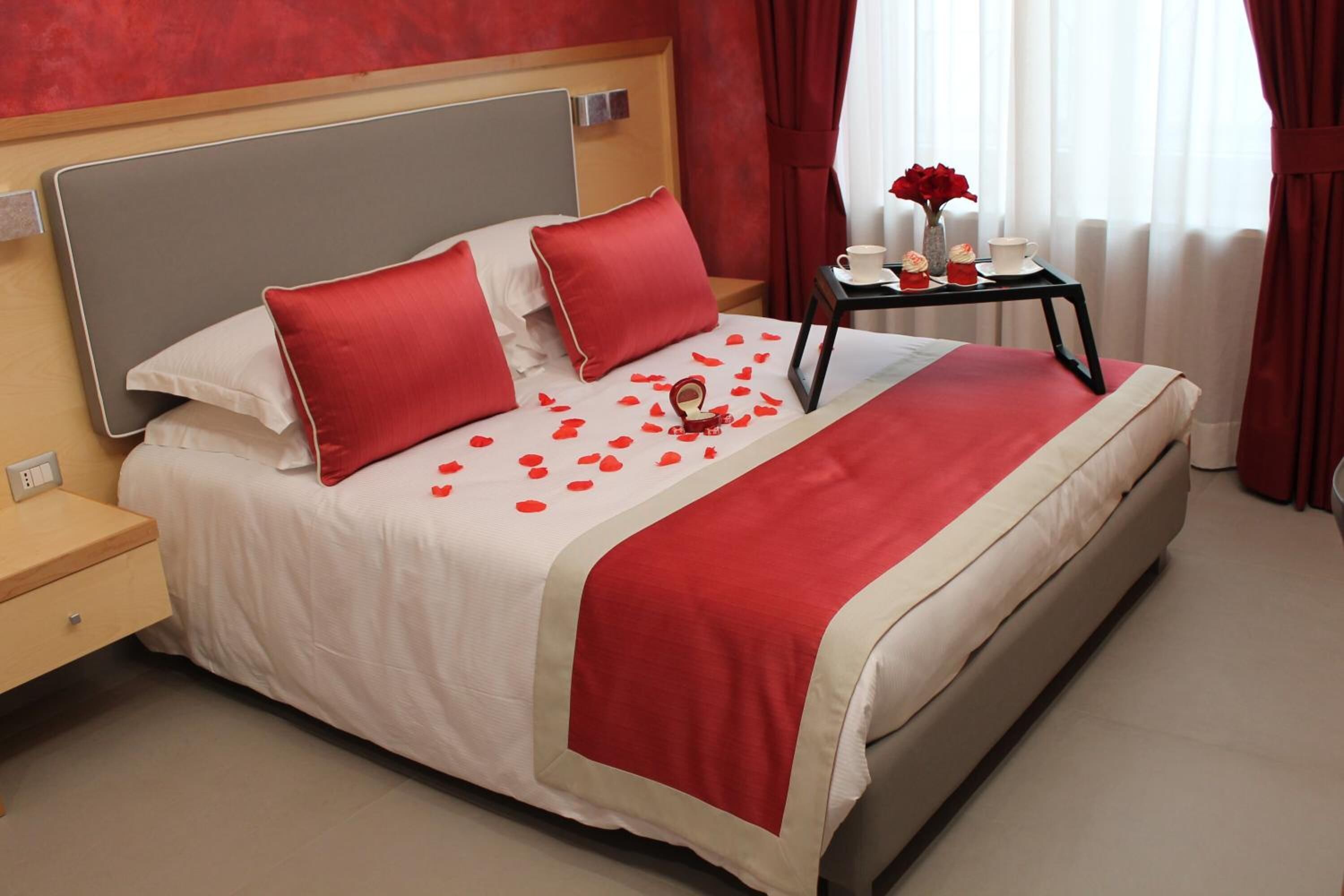 羽絨被、書桌、筆電工作空間、遮光布/窗簾