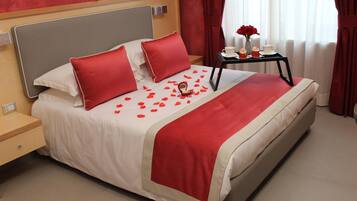 Cubrecamas, escritorio y espacio para trabajar con laptop