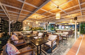 Poolside bar - The Sanctuary Residence (Siem Reap)
