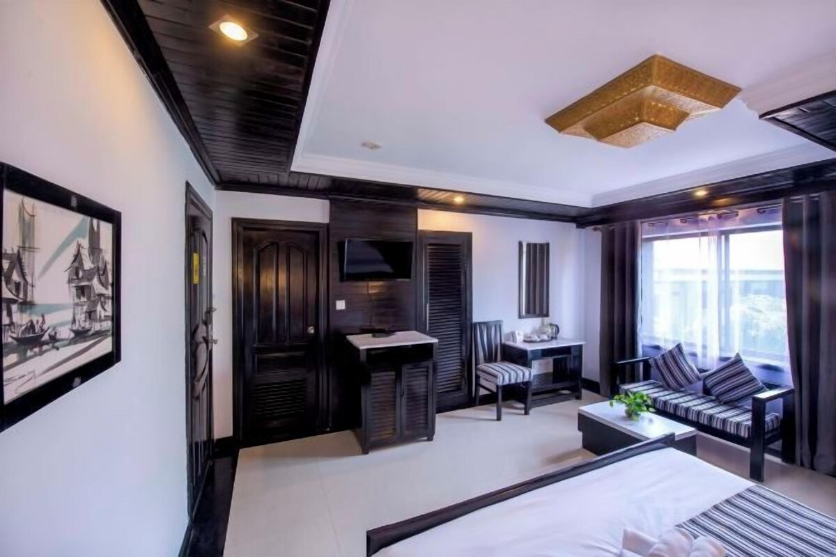 Egyptian cotton sheets, premium bedding, minibar, in-room safe