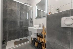 Departamento superior | Baño | Regadera, toallas, jabón, papel de baño 