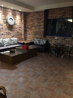 Lobby sitting area - Dingxiang Yu Hostel (Baisha)