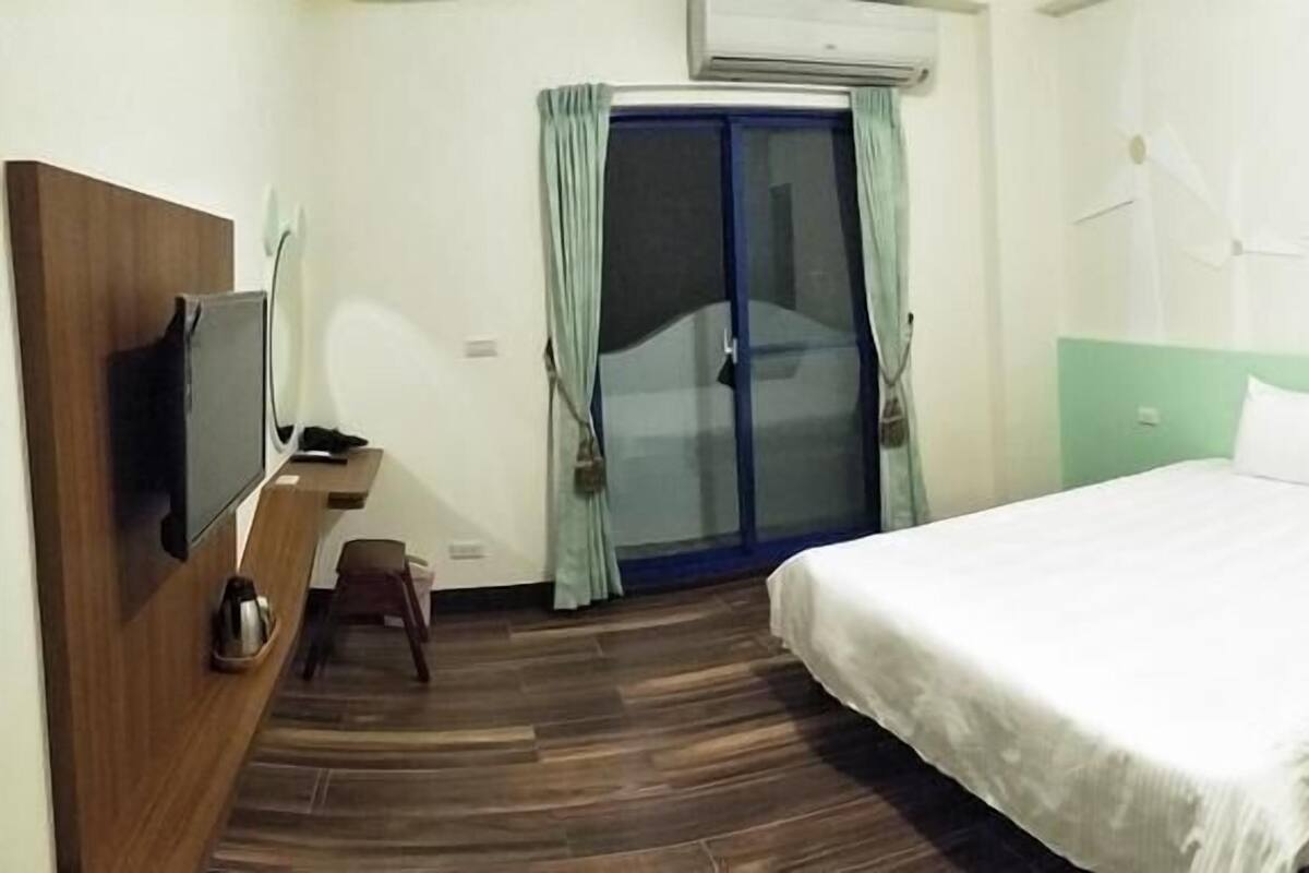 Double Room (301) | Blackout drapes, free WiFi, bed sheets