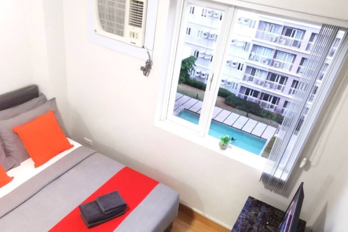Butler's BnB (B) @ Trees Residences | 低刺激性寝具、羽毛の掛け布団、デスク、ノートパソコン用作業スペース