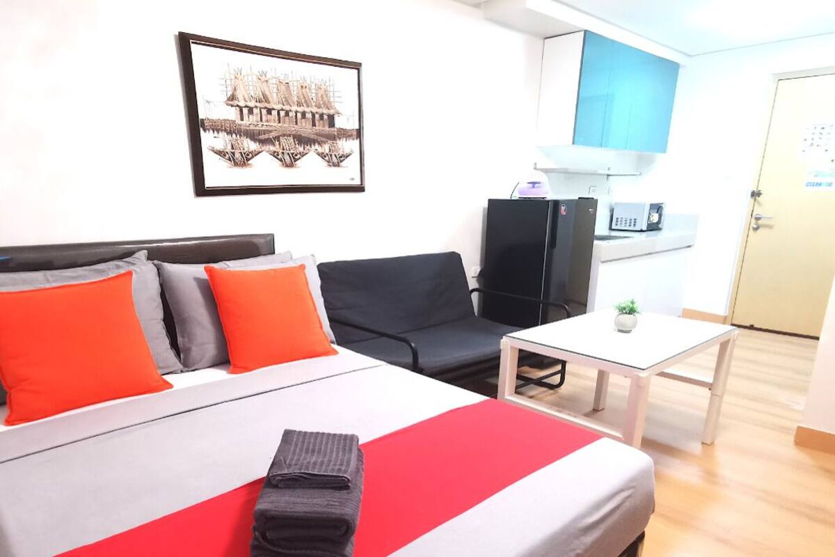 Butler's BnB (E) @ Trees Residences | 低刺激性寝具、羽毛の掛け布団、デスク、ノートパソコン用作業スペース