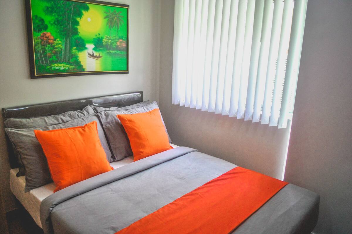 Butler's BnB (A) @ Trees Residences | 低刺激性寝具、羽毛の掛け布団、デスク、ノートパソコン用作業スペース
