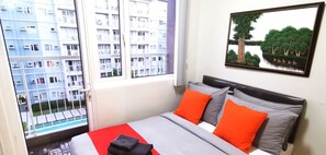 Hypo-allergenic bedding, down comforters, desk, laptop workspace - Butler's BnB (Quezon City)