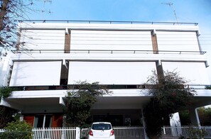 Front of property - Glyfada Spacious Apartment Garden (Glyfada)