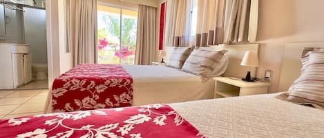 Chambre triple Standard, Plusieurs lits | Coffre-fort, bureau, fer et planche Ă repasser, accĂšs au Wi-Fi (inclus)