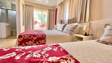 Habitación triple estándar, varias camas | Caja fuerte, escritorio, tabla de planchar con plancha y wifi gratis