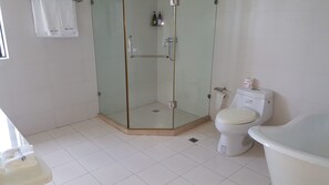 Deluxe Suite, Lake View | Bathroom | Free toiletries, hair dryer, slippers - 37 Garden Guesthouse Yangcheng Lake Br. (Suzhou)