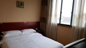 Desk, blackout curtains, free WiFi - 37 Garden Guesthouse Yangcheng Lake Br. (Suzhou)