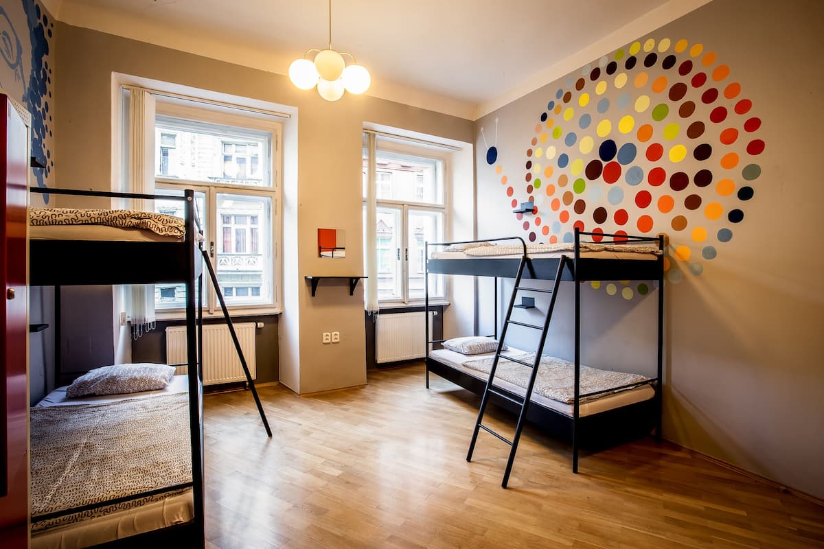 Eenvoudige slaapzaal (6 beds) | Individueel gedecoreerd, verduisterende gordijnen, gratis wifi