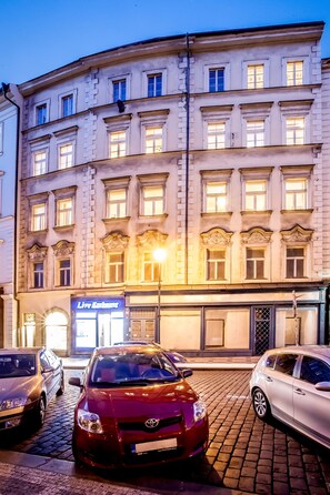 Un bâtiment de style architectural classique, doté de nombreuses fenêtres et d’une enseigne indiquant « Live Exchange ».