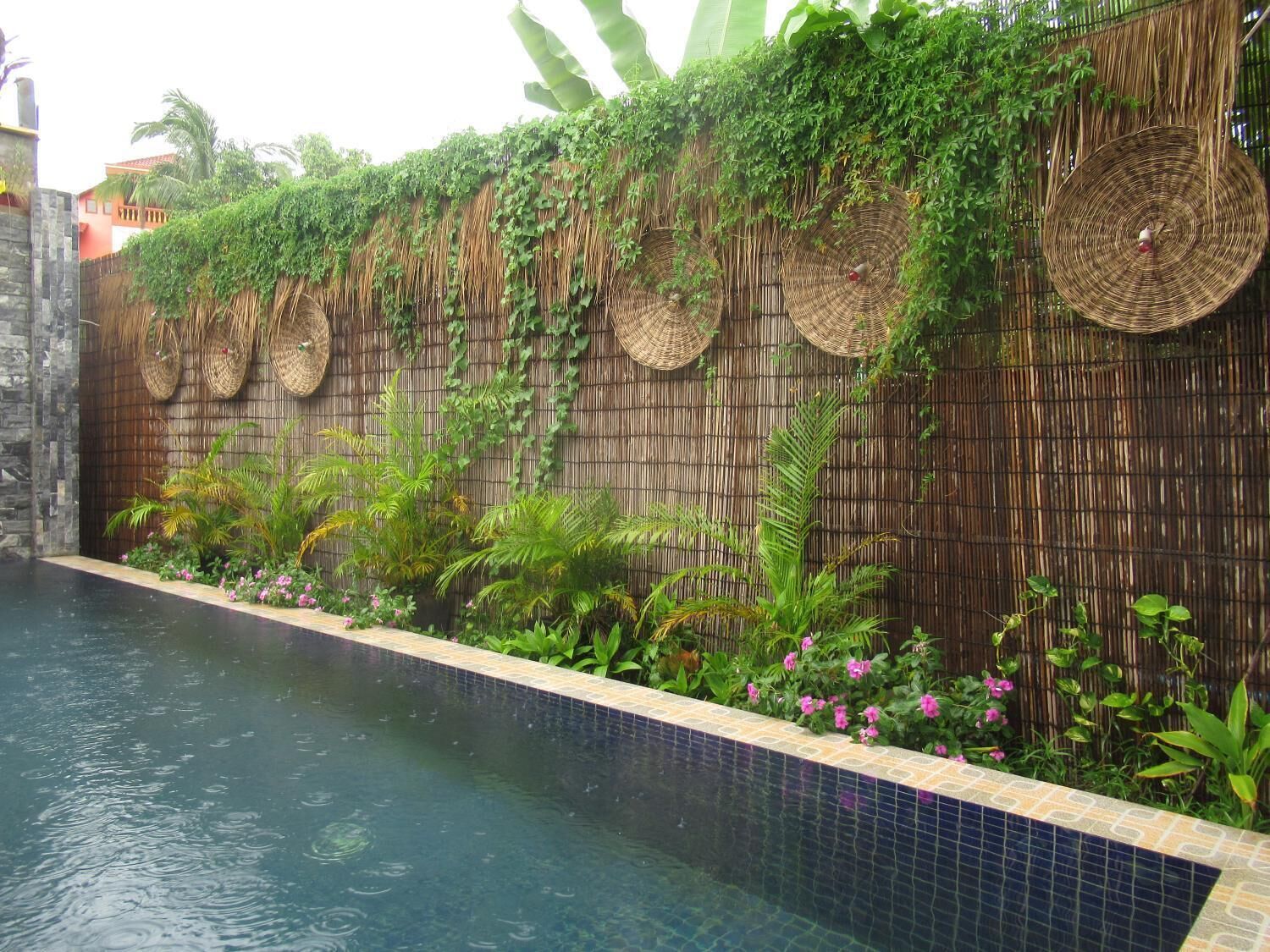 Piscina externa, funciona das 8h às 20h, guarda-sóis