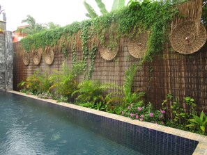 A swimming pool with a bamboo wall and woven baskets. - 333 HOSTEL, Siem Reap (Siem Reap)