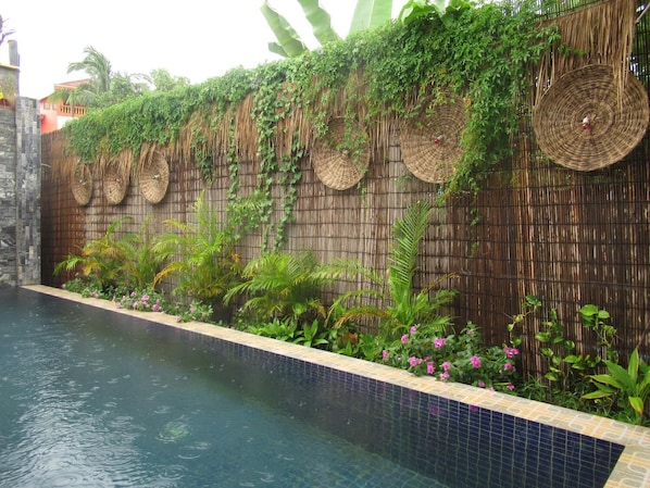 屋外プール、営業時間 8:00 ~ 20:00、プール パラソル