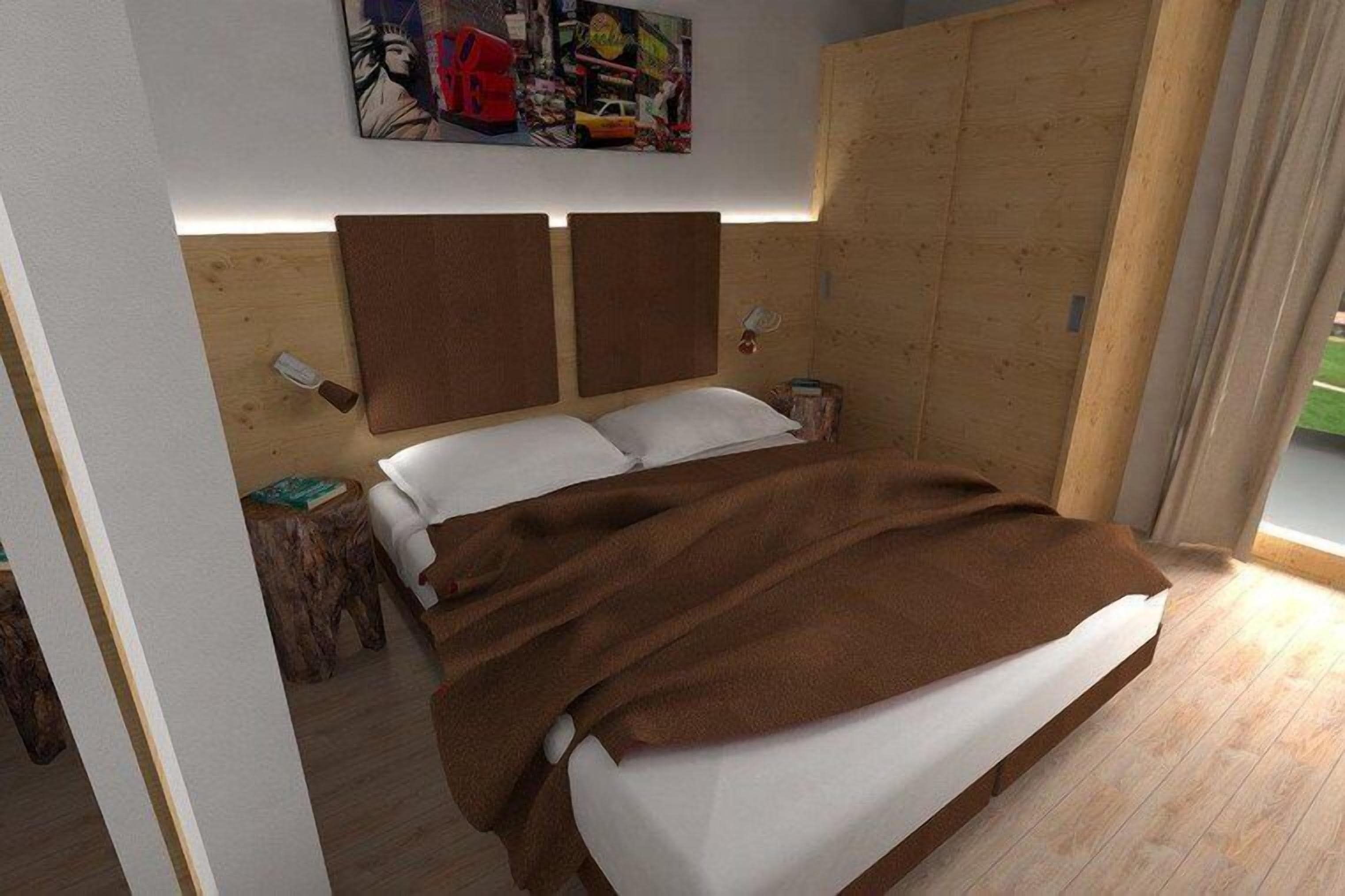 Een moderne slaapkamer met een groot bed, een houten hoofdbord, nachtkastjes en een schilderij aan de muur.