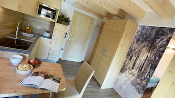Studio, Balcony, Garden View | Private kitchen | Electric kettle