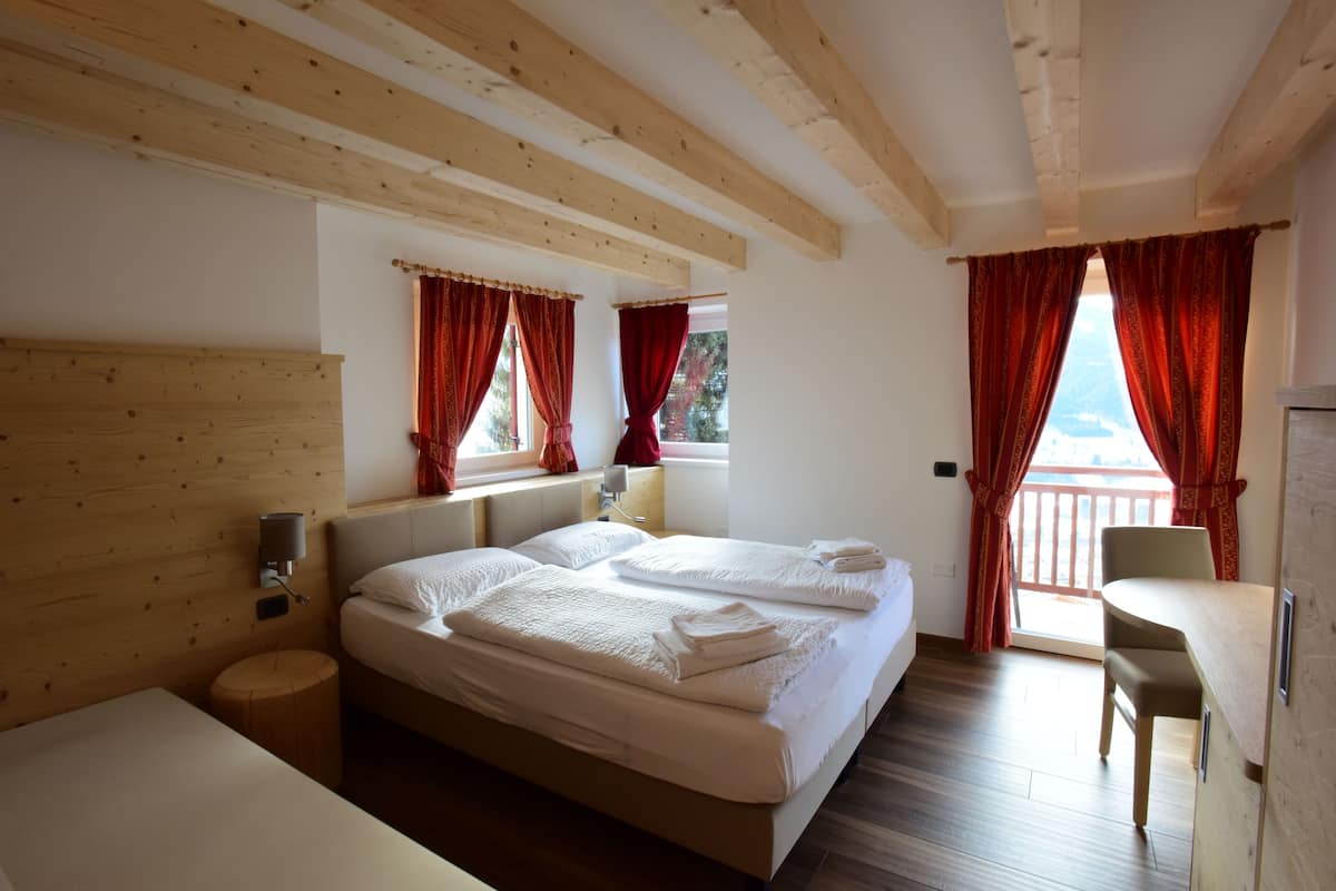 1 habitación, caja de seguridad en la habitación y escritorio
