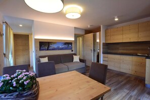 Superior-Apartment, 1 Schlafzimmer, Balkon, Talblick | Eigene Küche | Wasserkocher