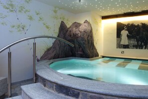 Indoor spa tub